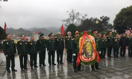 Đoàn đại biểu cựu chiến binh Quân đoàn 14 và ban ngành tỉnh Lạng Sơn viếng các liệt sỹ. Ảnh: Duy Chiến