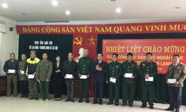 Các cựu chiến binh, thương binh chiến tranh 1979 nhận quà tri ân. Ảnh: Duy Chiến