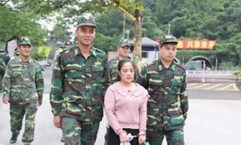 Đối tượng Bạn (giữa) bị bắt giữ tại Trung Quốc và được trao trả qua cửa khẩu Hữu Nghị .Ảnh: H. Nhung