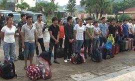 Các công dân bị phía Trung Quốc trao trả qua cửa khẩu Chi Ma (Lạng Sơn). Ảnh: TL