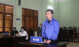 Bị cáo Khèn ra tòa, lĩnh án 7 năm tù về hành vi lừa người qua biên giới, đòi tiền chuộc .Ảnh: T. Mạnh 