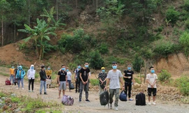 Sáng 31/7, đồn Biên phòng Bảo Lâm (Lạng Sơn) phát hiện, ngăn chặn 17 công dân nhập cảnh trái phép qua đường mòn .Ảnh: BP