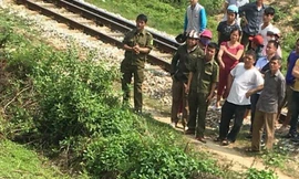 Lực lượng chức năng bảo vệ hiện trường, điều tra vụ việc. Ảnh: Dũng Cường