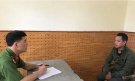 Đối tượng Nguyên (bìa phải) khai nhận hành vi tại cơ quan công an. Ảnh: H. Thiện