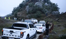 Hàng trăm người và phương tiện nối nhau theo con đường nhỏ lên đỉnh Mẫu Sơn .Ảnh: T. Thảo 