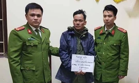 Đối tượng Phong (giữa) tại cơ quan công an .Ảnh: TL