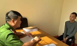 Đối tượng Tân (bìa phải) khai nhận cùng mẹ cho vạy nặng lãi và có hành vi trái pháp luật .Ảnh: D.Linh