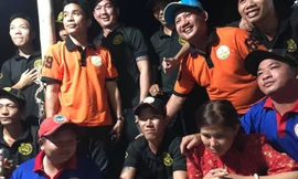 Chị Mơ (thứ 2 bên phải, hàng đầu) trở về với niềm vui đoàn tụ với xóm làng, người thân ở Cà Mau. Ảnh: Huỳnh Dũng 