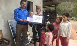 Đoàn xã Thái Bình tặng quà hỗ trợ gia đình ông Chi *ảnh: Duy Chiến