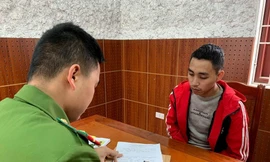 Đối tượng Hùng (bìa phải) tại cơ quan công an .Ảnh: Huyền Mỹ