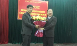 Lãnh đạo tỉnh Lạng Sơn trao quyết định, tặng hoa chúc mừng ông Nguyễn Sỹ Tân (bìa trái), GĐ sở Xây dựng. Ảnh: Duy Chiến