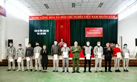 10 phạm nhân được tha tù trước thời hạn, được về quê ăn tết .Ảnh: Thanh Bình 