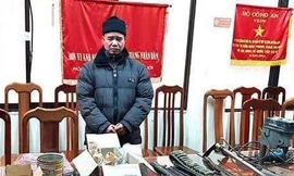 Đối tượng Thúy cùng tang vật tại cơ quan công an .Ảnh: V. Dũng 