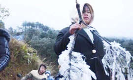 Băng tuyết dần tan, du khách vẫn ngược núi lên với Mẫu Sơn