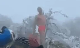 Người đàn ông cởi trần giữa Mẫu Sơn băng tuyết trắng trời