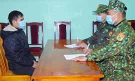 37 công dân Việt Nam nhập cảnh trái phép bị lực lượng biên phòng Bảo Lâm ngăn chặn ở biên giới .Ảnh: Vi Toàn 