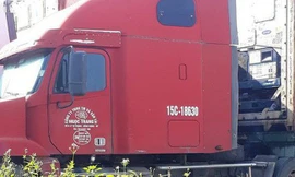 Cánh lái xe phát hiện trên cabin xe container đã tử vong từ lâu .Ảnh: TL