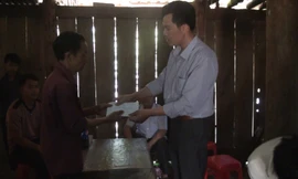 Đại diện chính quyền huyện Bảo Lâm thăm hỏi, hỗ trợ gia đình người xấu số .Ảnh: TL