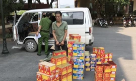 Đối tượng Thưởng cùng tang vật tại trụ sở công an. Ảnh: Hoàng Anh