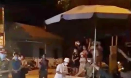 Các lực lượng chức năng tiến hành gỡ bỏ hàng rào cách ly tại khu 7, thị trấn Đình Lập (Lạng Sơn). Ảnh: DC