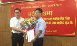 Ông Trần Văn Vương (phải) nhận quyết định bổ nhiệm đảm trách chức vụ Phó giám đốc Sở GT-VT Lạng Sơn .Ảnh: Duy Chiến