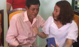 Cô Hon (bìa phải) xúc động gặp lại anh trai .Ảnh: Duy Chiến