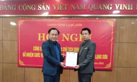 Lãnh đạo UBND tỉnh Lạng Sơn trao quyết định bổ nhiệm cho ông Vũ Văn Nhiên (bìa phải) .Ảnh: Duy Chiến 