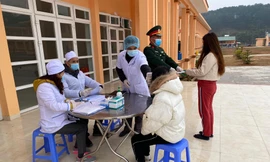 Lậng Sơn thực hiện nghiêm túc việc lấy mẫu xét nghiệm, cách ly những người đi, đến từ vùng có dịch và xuất nhập cảnh qua biên giới .Ảnh: Duy Chiến
