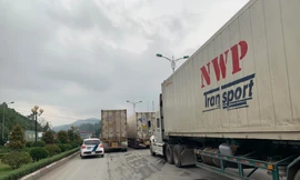 Hàng hóa vẫn xếp hàng chờ thông quan bán sang Trung Quốc trong ngày 1/5 .Ảnh: Duy Chiến