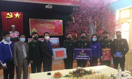 Đoàn công tác của TƯ Đoàn tặng quà cán bộ, chiến sỹ đồn Biên phòng cửa khẩu Hữu Nghị .Ảnh: Duy Chiến 