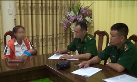 Đối tượng Linh(bìa trái) khai nhận, do ham tiền suýt bán con sang Trung Quốc .Ảnh: TL 