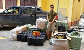 Đối tượng Dương cùng tang vật gần 600 kg pháo Trung Quốc nhập lậu. Ảnh: N.Thái