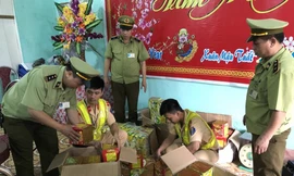 Lực lượng chức năng phát hiện, kiểm đếm 127 kg pháo nổ giấu trong hàng tạp hóa. Ảnh: TL