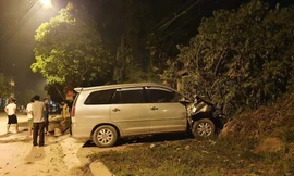 Hiện trường vụ tai nạn. Chỉ khi xe ô tô Inova đâm vào bờ đất mới dừng xe lại .Ảnh: Duy Chiến