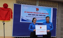 Bí thư đoàn khối Doanh nghiệp trung ương (bìa phải) trao biển khánh thành, bàn giao sân chơi cho thiếu nhi huyện Văn Lãng .Ảnh: Duy Chiến