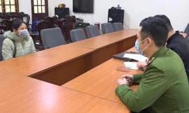 Bà Dâng (bìa trái) trình bày với các cơ quan chức năng về hành vi rời Trung đoàn 123 Lạng Sơn .Ảnh: TL