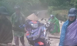 Khuôn vác phương tiện giao thông qua những con đường dân sinh ngập tràn nước lũ .Ảnh: Thiện Bình