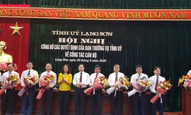 Một số cán bộ tỉnh Lạng Sơn được luân chuyển, bổ nhiệm giữ cương vị công tác mới nhận hoa chúc mừng của Lãnh đạo tỉnh Lạng Sơn .Ảnh: Duy Chiến