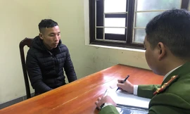 Đối tượng Tiến (bìa trái) khai nhận hành vi tại cơ quan công an *ảnh: N. Thái