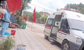 Các ngành chức năng tiến hành phun tiêu độc, khử trùng, áp dụng các biện pháp y tế đối với Khu 7, thị trấn Đình Lập, huyện Đình Lập , Lạng Sơn .Ảnh: Duy Chiến