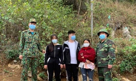 Ba người Trung Quốc (giữa) bị lực lượng Biên phòng Tân Thanh ngăn chặn xâm nhập trái phép trên biên giới .Ảnh: Duy Chiến 