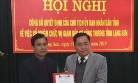 Lãnh đạo UBND tỉnh trao quyết định cho ông Lý Văn Khi giữ chức vụ Phó ban Dân toocjtinhr Lạng Sơn .Ảnh: Duy Chiến 