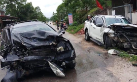 Hai xe đâm nhau nát bét phần đầu, nhiều người bị thương .Ảnh: M. Đức