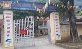 Trường Tiểu học-THCS Mỏ Đá, nơi ông Q công tác rất gần gia đình bà T. Hiện cả hai đang bị tạm đình chỉ công tác .Ảnh: Duy Chiến