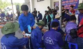 Anh Nguyễn Tuấn Nam, Bí thư tỉnh đoàn Lạng Sơn trao tặng khẩu trang cho đội ngũ bốc xếp tại cửa khẩu Hữu Nghị .Ảnh: Duy Chiến