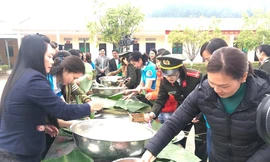Thi gói bánh chưng tặng cán bộ chiến sỹ và người nghèo biên giới. Ảnh: Đoàn Văn Thụ