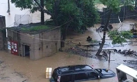 Hàng loạt xe ô tô bị chìm trong nước trên đường phố .Ảnh: TCB