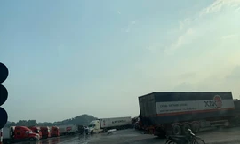 Với khoảng 2500 xe chở hàng còn tồn tại cửa khẩu Lạng Sơn, mong ngóng nhanh chóng xuất bán nên một số người trong "Đội lái xe chuyên trách" lợi dụng để chèn ép .Ảnh: Duy Chiến 