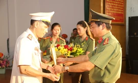 Đại tá Nguyễn Minh Tuấn (bìa trái) nhận Quyết định bổ nhiệm chức vụ Phó giám đốc công an Lạng Sơn .Ảnh: Duy Chiến
