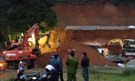 Công tác cứu người bị vùi lấp rất khẩn trương, song cứu được người thợ xây bạc mệnh .Ảnh: Duy Chiến